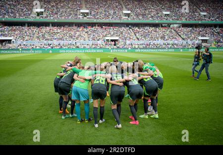 Cologne, Germany. 18th May, 2023. Feature, Team WOB swears in, Alexandra POPP (WOB) gives the speech, team circle, team, team, DFB Pokal women's final 2023, VfL Wolfsburg (WOB) - SC Freiburg (FR) 4:1, on May 18th, 2023 in Cologne, Germany. # DFB regulations prohibit any use of photographs as image sequences and/or quasi-video # Credit: dpa/Alamy Live News Stock Photo