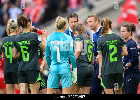 Cologne, Germany. 18th May, 2023. coach Tommy STROOT (WOB) surrounded by his players, gives instructions, next to Ralf KELLERMANN (WOB, director of women's football) DFB Pokal final of women 2023, VfL Wolfsburg (WOB) - SC Freiburg (FR) 4: 1, on May 18th, 2023 in Cologne, Germany. # DFB regulations prohibit any use of photographs as image sequences and/or quasi-video # Credit: dpa/Alamy Live News Stock Photo