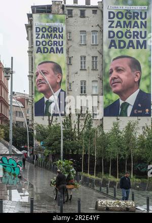 Istanbul, Turkey. 17th May, 2023. View of election banners on the facade of a building in Istanbul. With a second round of the Turkish elections on 28 May, uncertainty is fading as to who will be the next president of Türkiye. The narrow first round victory of the current president, Recep Tayyip Erdo?an, may prove decisive. Credit: SOPA Images Limited/Alamy Live News Stock Photo