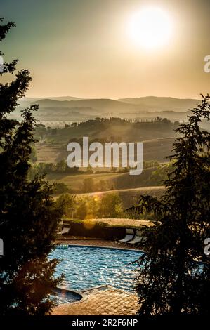 Pool in the evening light, Buonconvento, Tuscany, Italy Stock Photo