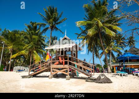 A picturesque lifeguard house stands on the beach between palm trees, Pigeon Point, Tobago, Trinidad and Tobago, Caribbean Stock Photo