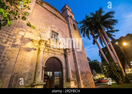 Iglesia el Jesus - Church in Merida at night, Yucatan, Mexico Stock Photo