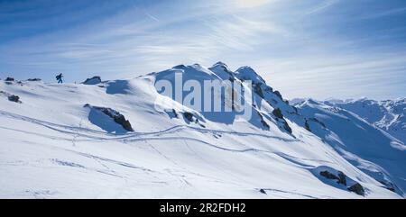 Ski tourers on snow-covered ridges in Hochfügen in the Zillertal Stock Photo