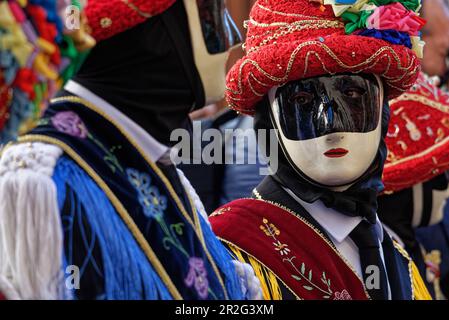 During Carnival, Bagolino is possessed by the bright colors of the balarì (dancers) who dance to the melodies of the violins in masks and dressed in r Stock Photo