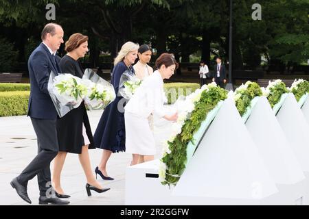 Hiroshima, Japan. 19th May, 2023. The Group of Seven spouses place wreaths at the Memorial Cenotaph in the Hiroshima Peace Memorial Park on the first day of the G7 Summit, May 19, 2023 in Hiroshima, Japan. Standing from left: Akshata Narayan Murty of the UK, U.S First Lady Jill Biden, Yuko Kishida of Japan, Britta Ernst of Germany, and Heiko von der Leyen, Spouse of the European Union President. Credit: Pool Photo/G7 Hiroshima/Alamy Live News Stock Photo