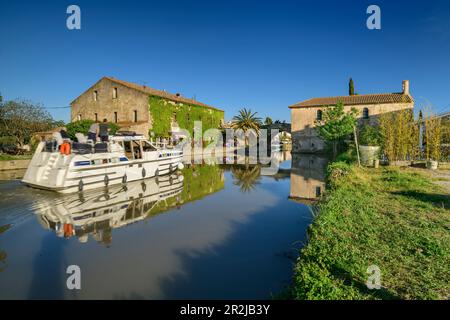 Boat on Canal du Midi approaching Le Somail, Le Somail, Canal du Midi, Canal du Midi UNESCO World Heritage Site, Occitania, France Stock Photo