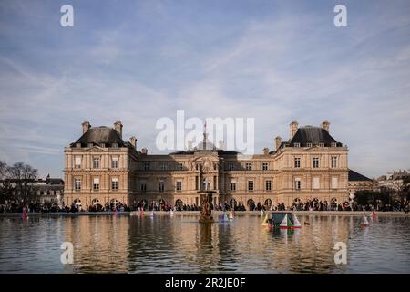 locals leave their remote controlled sailing boats in the pond of the park &quot;Le Jardin du Luxembourg&quot;, Luxembourg Castle, capital Paris, Ile Stock Photo
