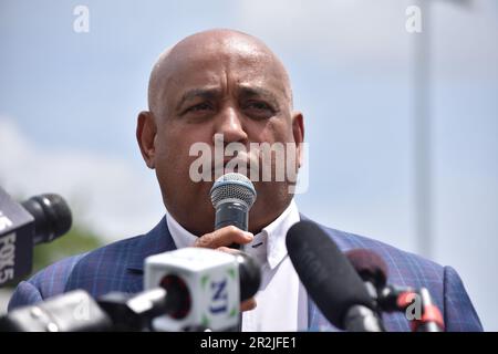 Carlos Beltran,center, tries on his new jersey as he is joined by New York  Mets' general manager Omar Minaya and his wife Jessica during a press  conferance where Beltran is announced as