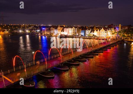 Aerial view of the illuminated Queen Emma Pontoon Bridge connecting Otrabanda and Punda with the Dutch influenced architecture of buildings along Hand Stock Photo