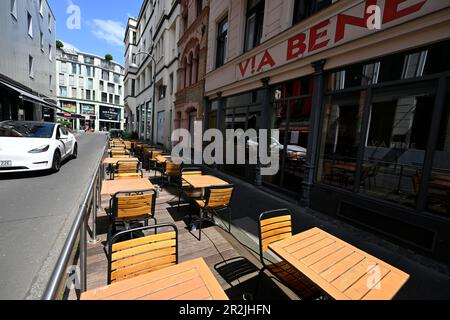 Cologne, Germany. 18th May, 2023. A still empty outdoor restaurant on Ehrenstrasse. More and more restaurateurs in North Rhine-Westphalia are turning to outdoor dining. They are also using former car parking spaces and sidewalks. Credit: Roberto Pfeil/dpa/Alamy Live News Stock Photo