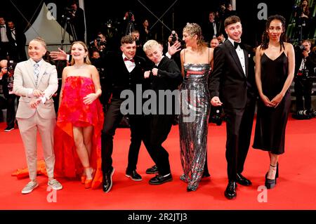 Cannes, Frankreich. 19th May, 2023. Laura Ambler, Mia Mckenna-Bruce, Shaun Thomas, Molly Manning Walker, Lara Peake, Samuel Bottomley und Enva Lewis bei der Premiere des Kinofilms 'Les filles d'Olfa/Four Daughters' auf dem Festival de Cannes 2023/76. Internationale Filmfestspiele von Cannes im Palais des Festivals. Cannes, 19.05.2023 Credit: Geisler-Fotopress GmbH/17�Թ����� Live News Stock Photo