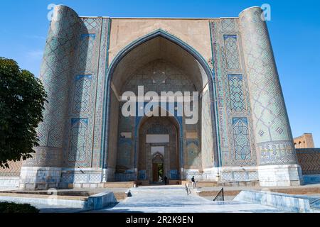 SAMARKAND, UZBEKISTAN - SEPTEMBER 12, 2022: The main portal and entrance of the medieval cathedral mosque Bibi khanum close-up on a sunny day Stock Photo