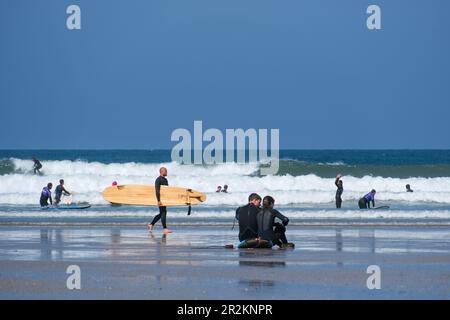 Polzeath, Cornwall, UK. 20th May 2023. UK Weather. With the temperature at 18 degrees C this morning and due to rise, it was a lovely morning on the coast and beach at Polzeath. Surfers were making the most of the conditions. Credit Simon Maycock / Alamy Live News. Stock Photo