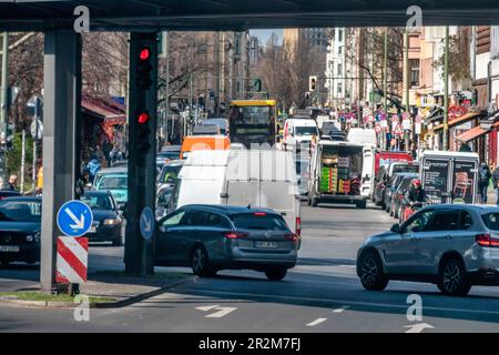 Fahrzeuge in zweiter Reihe auf der Oranienstrasse blockieren den Verkehr in Kreuzberg , Berlin, Kreuzberg Stock Photo