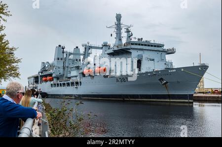 Edinburgh, Scotland, UK, 20th May 2023. RFA Fort Victoria (A387) enters Leith harbour: the combined fleet stores ship and tanker of the Royal Fleet Auxiliary of the United Kingdom tasked with providing ammunition, fuel, food and other supplies to British Royal Navy vessels is manoeuvred into the harbour to a mooring by tug boats. Credit: Sally Anderson/Alamy Live News Stock Photo