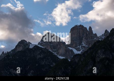 panorama delle montagne delle dolomiti al tramonto, tre cime patrimonio unesco Stock Photo