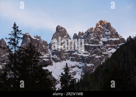 panorama delle montagne delle dolomiti al tramonto, tre cime patrimonio unesco Stock Photo