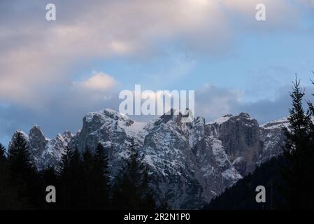 panorama delle montagne delle dolomiti al tramonto, tre cime patrimonio unesco Stock Photo