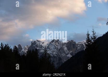 panorama delle montagne delle dolomiti al tramonto, tre cime patrimonio unesco Stock Photo