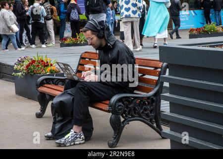 Moscow, Russia. 20th of May, 2023. A young man works at a computer on a street in Gorky Park in Moscow, Russia Stock Photo