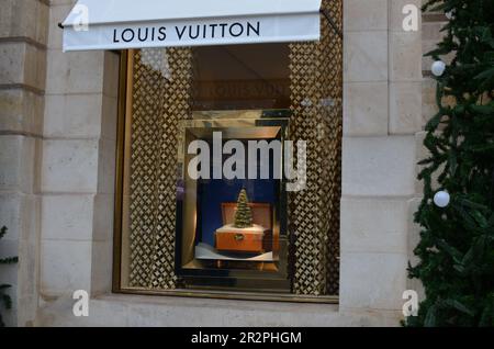 LOUIS VUITTON DECORATES CHRISTMAS with THIER ITEMS Editorial Photo - Image  of economy, news: 134687591