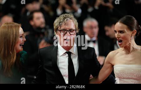 Cannes, Cannes, France. 20th May, 2023. JULIANNE MOORE, TODD HAYNES, and NATALIE PORTMAN attend the screening and red carpet event for the movie 'May December', directed by Todd Haynes, which will be showcased out of competition, during the 76th annual Cannes film festival at Palais des Festivals on May 20, 2023 in Cannes, France. (Credit Image: © Alexandra Fechete/ZUMA Press Wire) EDITORIAL USAGE ONLY! Not for Commercial USAGE! Stock Photo