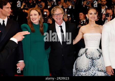 Cannes, Frankreich. 20th May, 2023. Cory Michael Smith, Julianne Moore, Todd Haynes, und Natalie Portman bei der Premiere des Kinofilms 'May December' auf dem Festival de Cannes 2023/76. Internationale Filmfestspiele von Cannes im Palais des Festivals. Cannes, 20.05.2023 Credit: Geisler-Fotopress GmbH/Alamy Live News Stock Photo