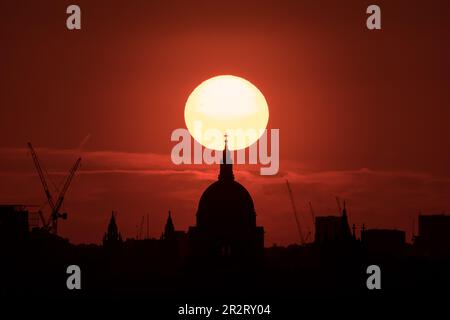 London, UK. 20th May, 2023. UK Weather: Dramatic evening sunset over St. Paul's Cathedral. Credit: Guy Corbishley/Alamy Live News Stock Photo