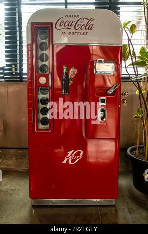 1950s Coca-Cola Vendo 44 restored 10-cent coin-operated soda bottle machine. Coca-Cola vending automat, Retro vendor automat soda Coke Stock Photo