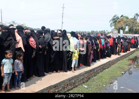 Cox's bazar, Bangladesh - May 15, 2023: Residents of island affected by Cyclone Mocha flocked to the Union Parishad complex for help at Saint Martin i Stock Photo