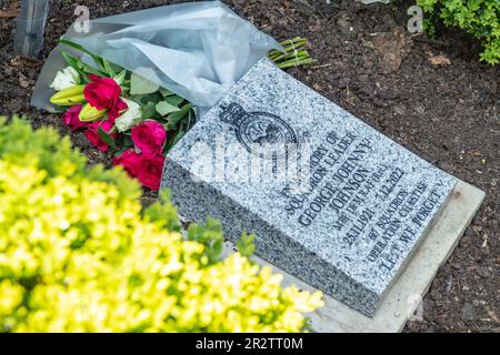 Woodhall Spa, UK. 21st May, 2023. The family of Squadron Leader George ‘Leonard' Johnny Johnson gather at the Petwood Hotel in Woodhall Spa in Lincolnshire to unveil a memorial stone in his honour (Photo by Lisa Harding/News Images) in Woodhall Spa, United Kingdom on 5/21/2023. (Photo by Lisa Harding/News Images/Sipa USA) Credit: Sipa USA/Alamy Live News Stock Photo