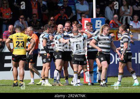 Castleford, UK. 21st May 2023. Hull FC's Josh Griffin celebrates with his team mates after scoring a try during the Betfred Challenge Cup Sixth Round match between Castleford Tigers and Hull Football Club at the Mend-A-Hose Jungle, Castleford on Sunday 21st May 2023. (Photo: Mark Fletcher | MI News) Credit: MI News & Sport /Alamy Live News Stock Photo