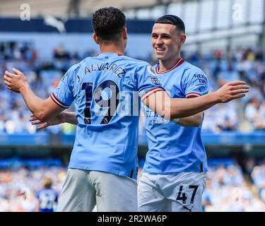 Julián Álvarez #19 of Manchester City celebrates his goal to make