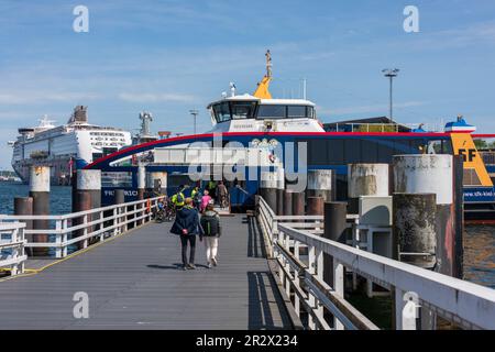 An der Bahnhofsbrücke kann man die Personenfähren der Kieler Fördeschiffahrt benutzen um zu den einzelnen Orten an der Förde bis nach Laboe zu kommen Stock Photo