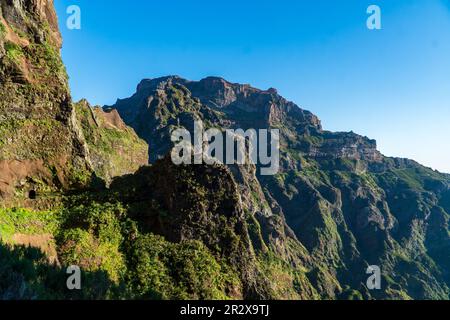 Beautiful hiking trail from Pico do Arieiro to Pico Ruivo, Madeira island. Footpath PR1 - Vereda do Areeiro. On sunny summer day above the clouds. Por Stock Photo