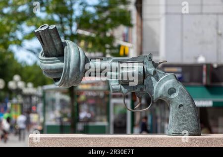 The Knotted Gun non violence sculpture by Carl Fredrik Reutersward in Kungsportsavenyen - the Avenyn or Avenue in city centre. Gothenburg 400 years. Stock Photo