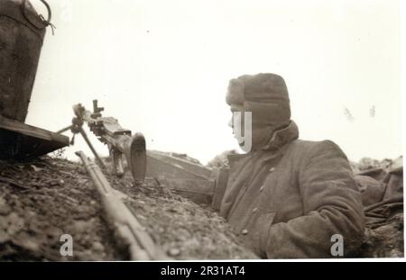 World War Two B&W photo A Soldier of the Leibstandarte in the winter of 1941/42 on the Russian Front . Dressed Heavy winter clothing the man keeps watch  from an MG position Stock Photo