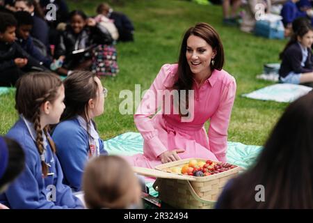 The Princess of Wales with pupils from schools taking part in the first Children's Picnic at the RHS Chelsea Flower Show, at the Royal Hospital Chelsea, London. Picture date: Monday May 22, 2023. Stock Photo
