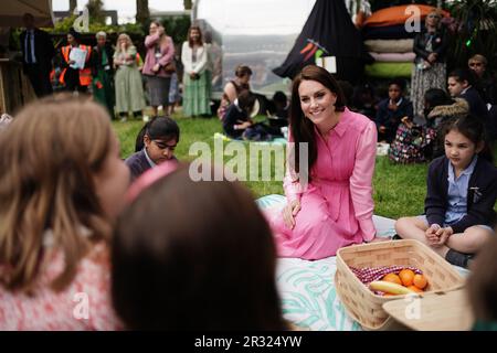 The Princess of Wales with pupils from schools taking part in the first Children's Picnic at the RHS Chelsea Flower Show, at the Royal Hospital Chelsea, London. Picture date: Monday May 22, 2023. Stock Photo