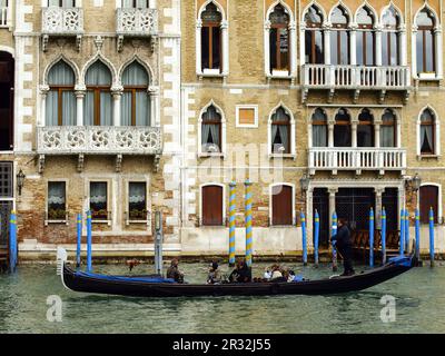 Gondola en el Gran canal, sestiere de San Marco. Venecia.Véneto. Italia. Stock Photo