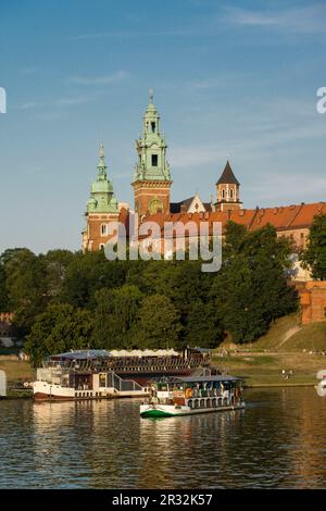 barcazas en el rio Vistula, castillo y colina de Wawel, Cracovia , voivodato de Pequeña Polonia,Polonia, eastern europe. Stock Photo