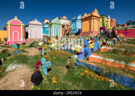 tumbas de colores, celebracion del dia de muertos en el Cementerio General, Santo Tomás Chichicastenango, República de Guatemala, América Central. Stock Photo