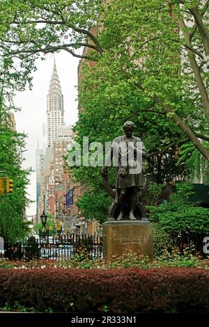 Edwin Booth statue founder of the Players Club in Gramercy Park NYC Stock Photo