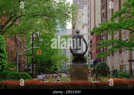 Edwin Booth statue founder of the Players Club in Gramercy Park NYC Stock Photo