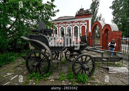Zaporizhzhia, Ukraine. 13th Dec, 2022. ZAPORIZHZHIA REGION, UKRAINE - MAY 18, 2023 - A monument to a tachanka (an open wagon with a heavy machine gun mounted on the rear side) used by the Makhnovist army is seen in the courtyard of the Hulyaipole Local History Museum damaged by the Russian shelling of the frontline Hulyaipole city, Zaporizhzhia Region, southeastern Ukraine. Credit: Ukrinform/Alamy Live News Stock Photo