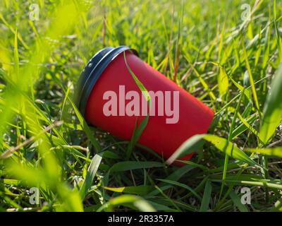 green paper cup with red plastic lid for takeaway drinks isolated on white  background. Container for coffee and tea Stock Photo - Alamy