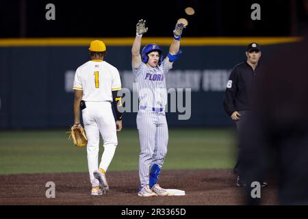 Florida Gators second baseman Cade Kurland (4) on defense against the  Tennessee Volunteers on Robert M. Lindsay Field at Lindsey Nelson Stadium  on April 6, 2023, in Knoxville, Tennessee. (Danny Parker/Four Seam