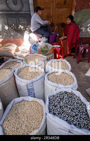 sacos de maiz, mercado, Chichicastenango, Quiché, Guatemala, America Central. Stock Photo