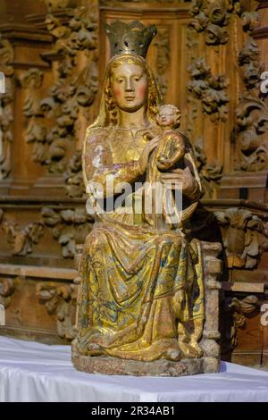Virgen gótica sedente con el Niño en brazos, Capilla de la Virgen de la Cabeza, Catedral de la Asunción de la Virgen, Salamanca, comunidad autónoma de Castilla y León, Spain. Stock Photo