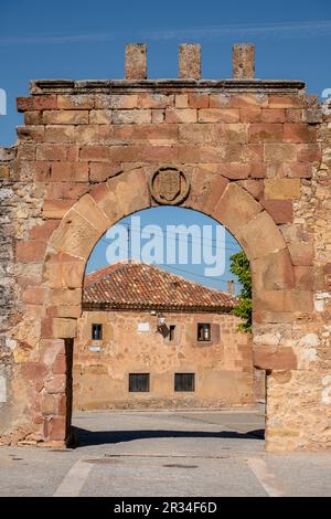 arco de arriba - puerta de oriente, Conjunto medieval amurallado, Retortillo de Soria, Soria, comunidad autónoma de Castilla y León, Spain, Europe. Stock Photo